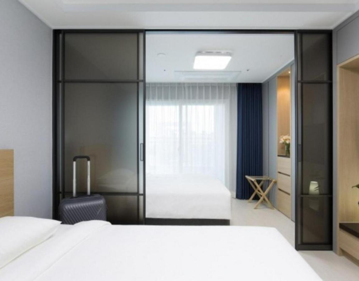 Yeosu Hotel First City Екстериор снимка