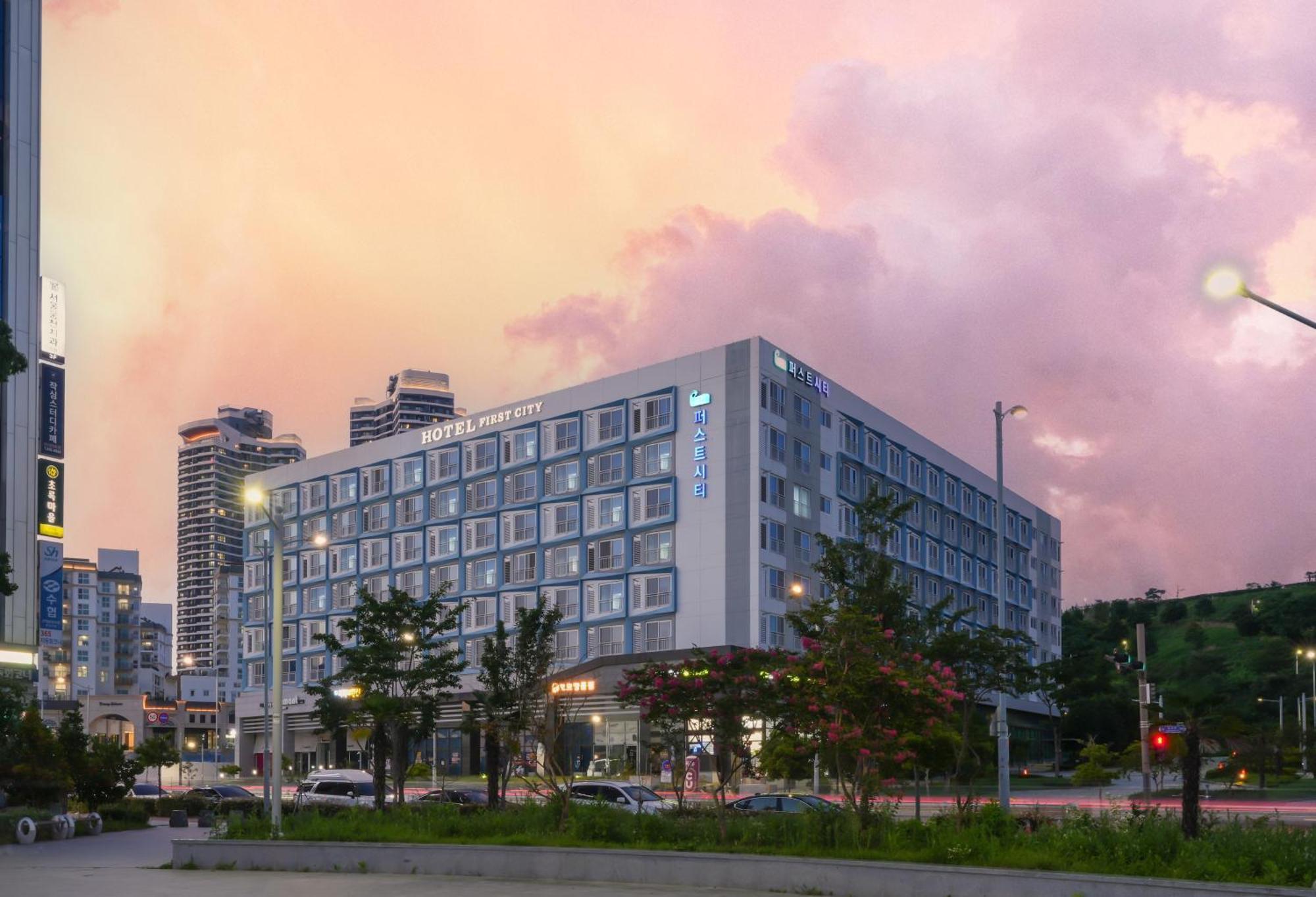 Yeosu Hotel First City Екстериор снимка