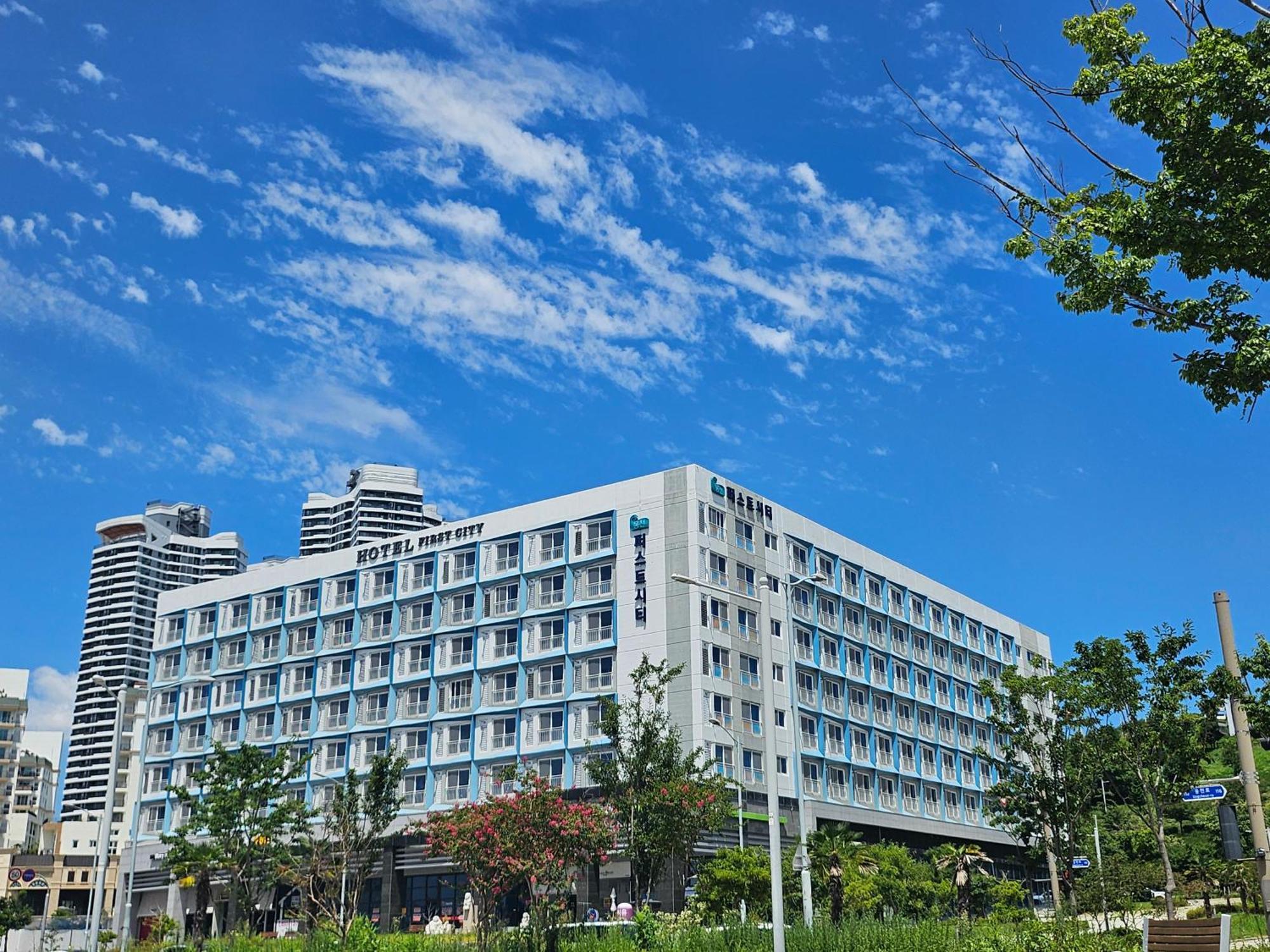 Yeosu Hotel First City Екстериор снимка