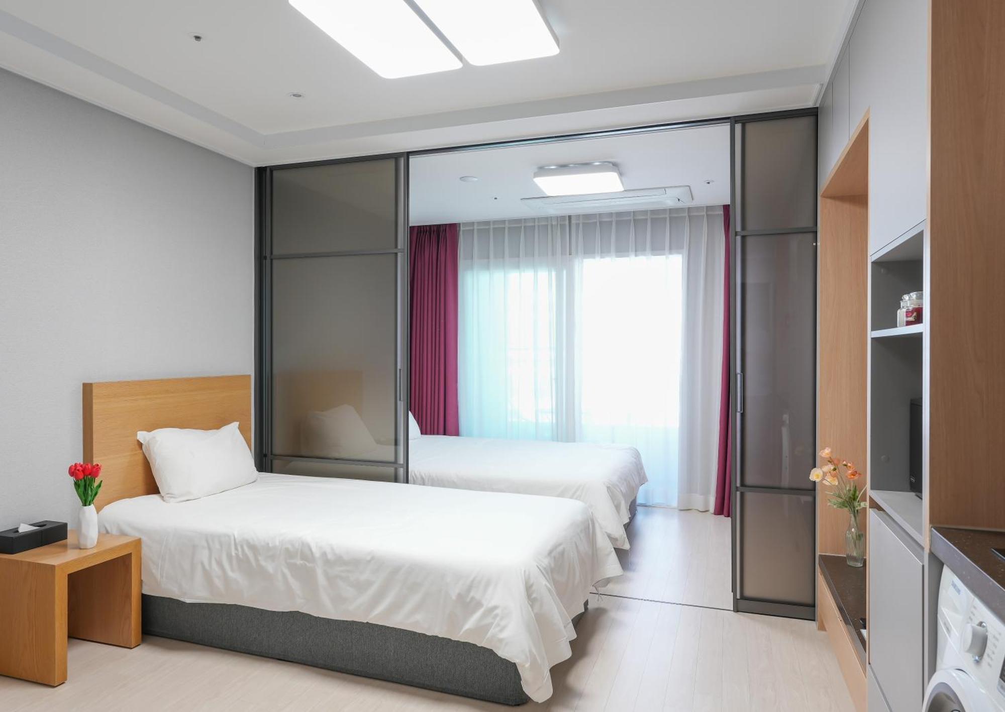 Yeosu Hotel First City Екстериор снимка