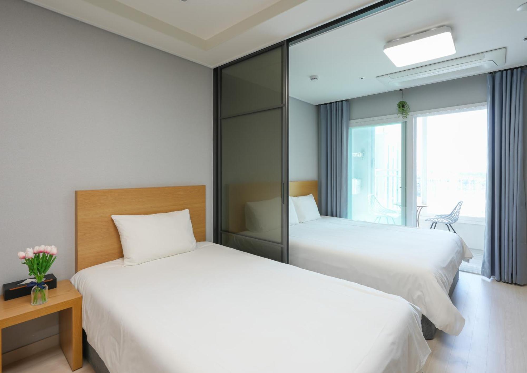 Yeosu Hotel First City Екстериор снимка