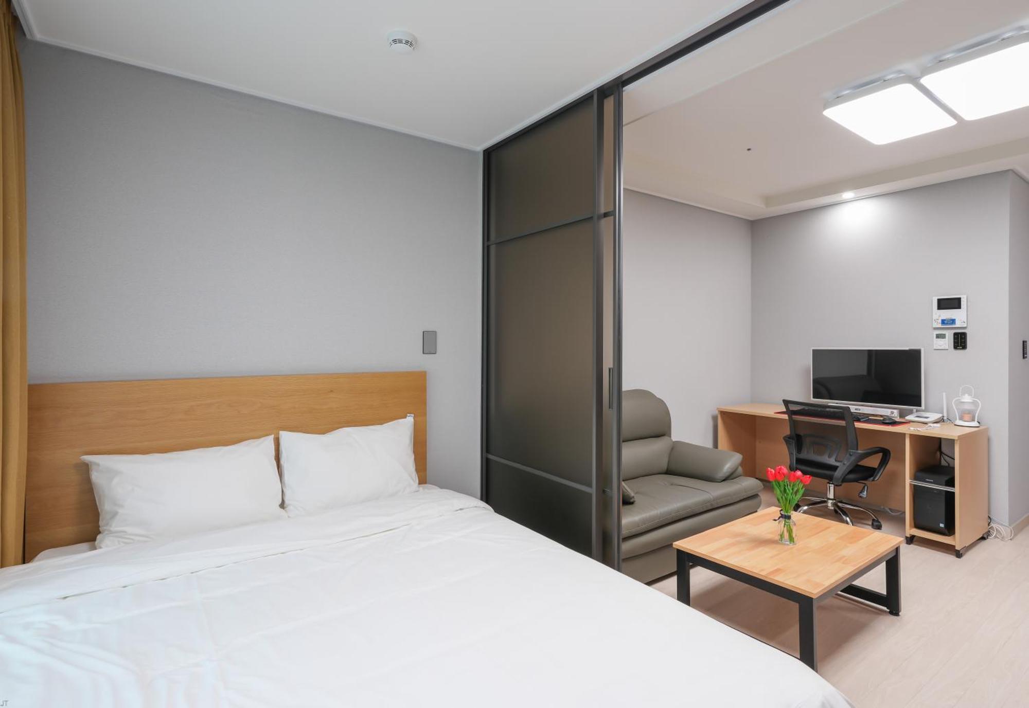 Yeosu Hotel First City Екстериор снимка