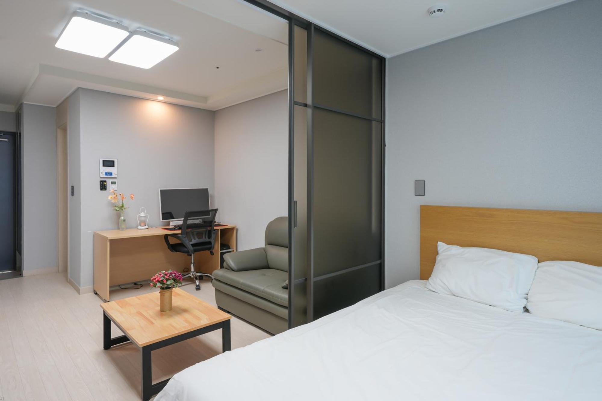 Yeosu Hotel First City Екстериор снимка