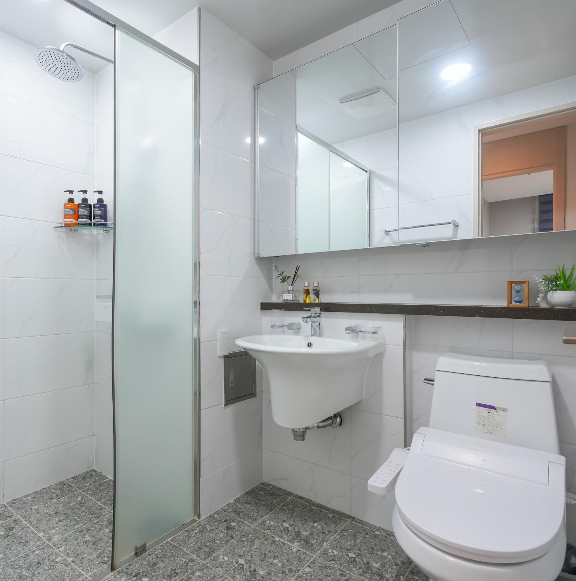 Yeosu Hotel First City Екстериор снимка